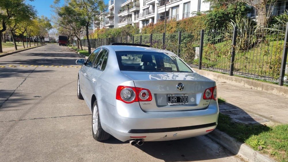 Volkswagen Vento Luxury 2.5 — foto 6